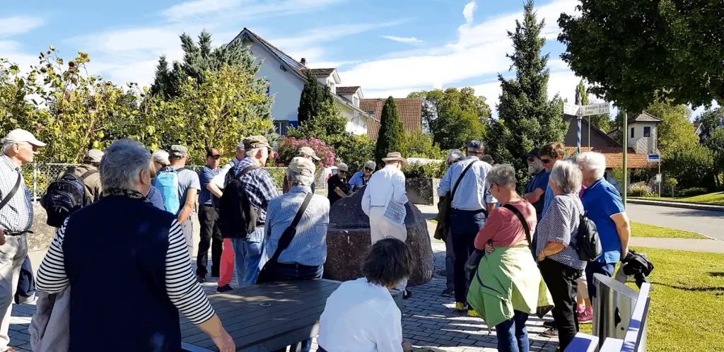 Spaziergang durch Herschmettlen – auf den Spuren von Jakob Zollinger Gruppe beim Spaziergang vor dem Zollinger-Haus in Herschmettlen