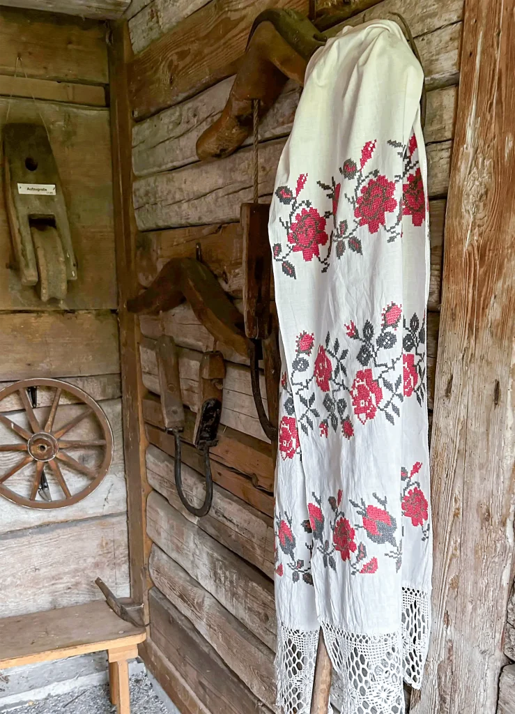 Bestickte Tücher und ihre Bedeutung im Dürstelerhaus in Gossau ZH Traditionelle ukrainische Rushnyks als Hausschmuck und Ritualgegenstand