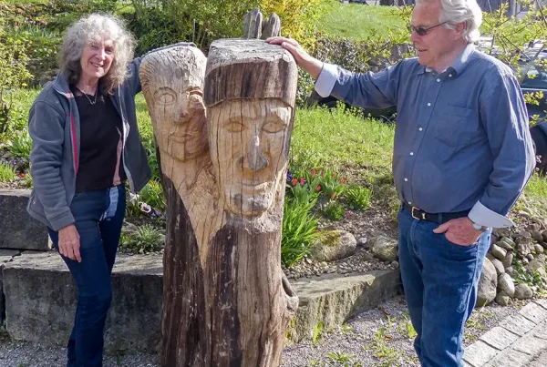 Künstlerpaar präsentiert Skulpturen aus Holz und Stein