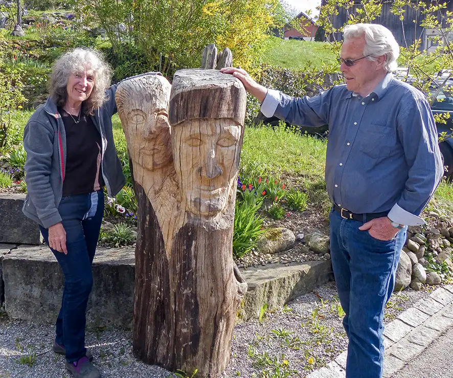 Künstlerpaar präsentiert Skulpturen aus Holz und Stein