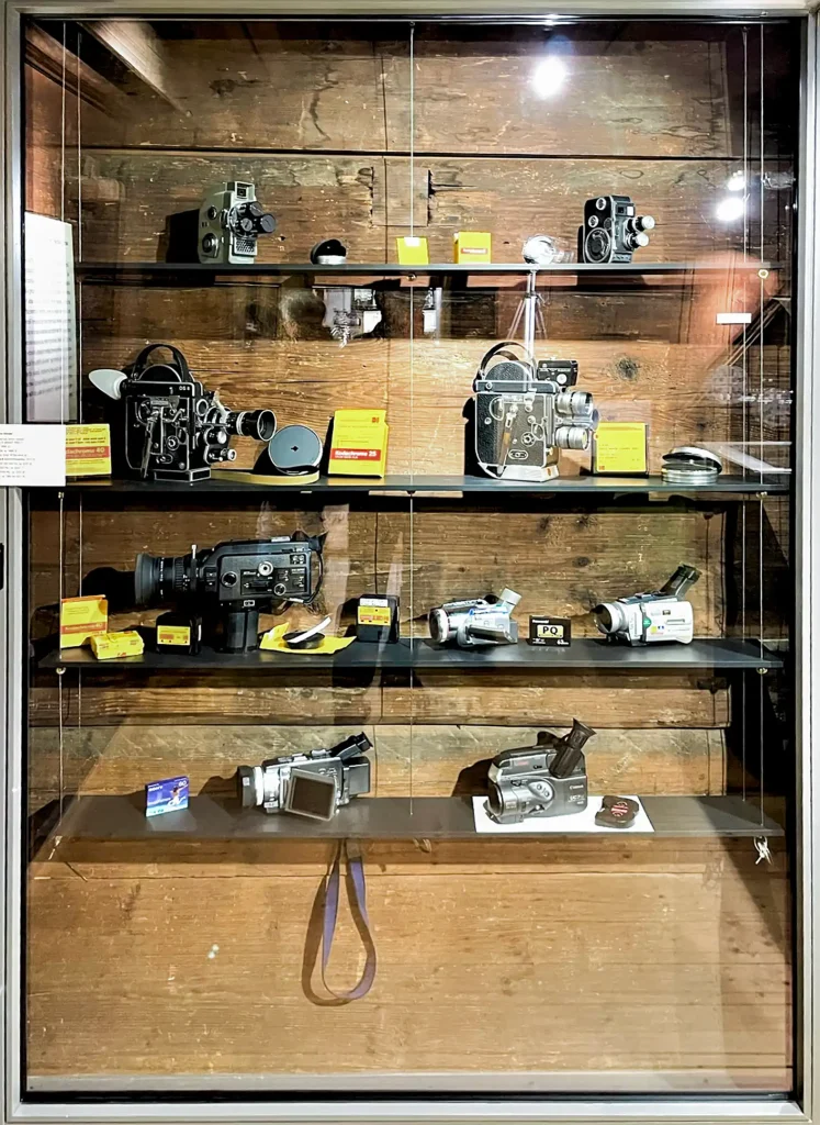 rthur Stocker Ausstellung – Amateurfilmer aus dem Zürcher Oberland Filmprojektoren, Kameras und Filmmaterial in der Arthur-Stocker-Gedenkausstellung im Dürstelerhaus