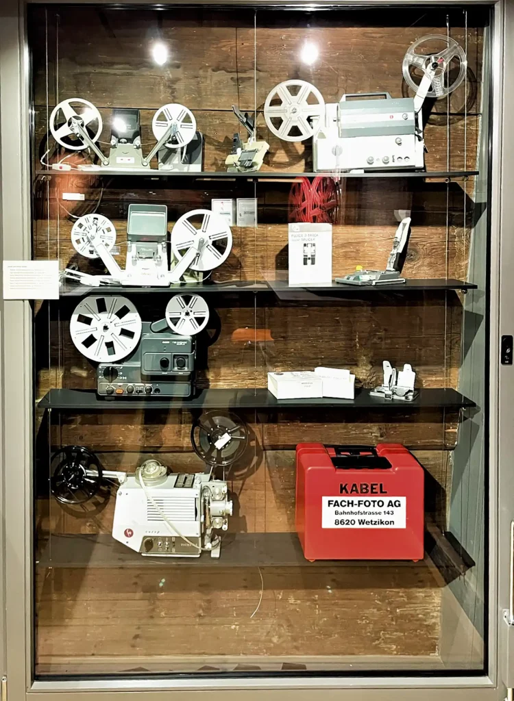 rthur Stocker Ausstellung – Amateurfilmer aus dem Zürcher Oberland Filmprojektoren, Kameras und Filmmaterial in der Arthur-Stocker-Gedenkausstellung im Dürstelerhaus