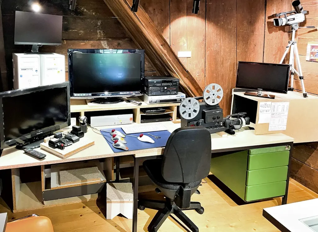 Filmgeschichte zum Anfassen – Arthur Stocker im Dürstelerhaus Filmprojektoren, Kameras und Filmmaterial in der Arthur-Stocker-Gedenkausstellung im Dürstelerhaus