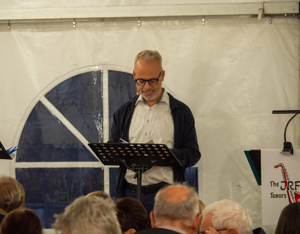 Thomas-Peter Binder hält eine Rede vor dem Publikum bei der 50-Jahre-Dürstelerhaus Vernissage