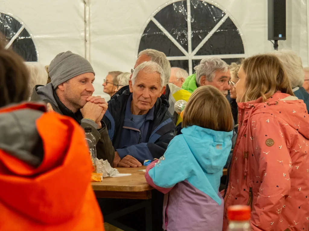 Die Besucher der Vernissage amüsieren und unterhalten sich